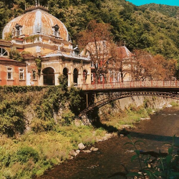 Ce poti vizita in Baile Herculane si in zona? Excursii in Muntii Cernei, la Cazanele Dunarii, la Cascada Bigar si nu numai!
