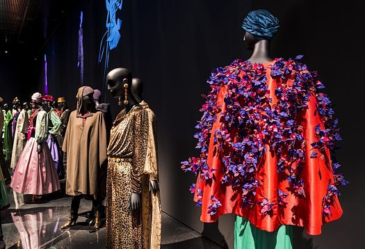 Haine Yves Saint Laurent Expozitie