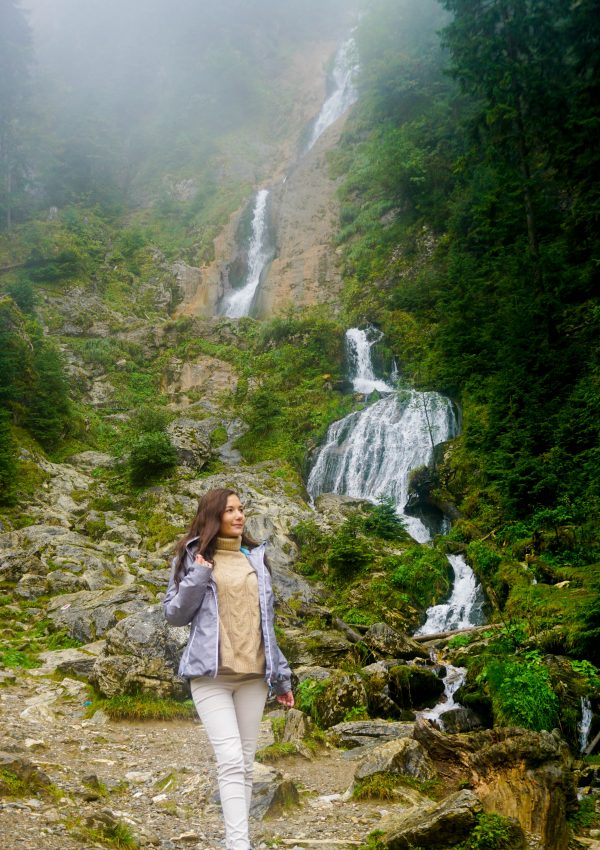 Cum ajungi la cea mai înaltă cascadă din România? Traseu la Cascada Cailor, pe ploaie!